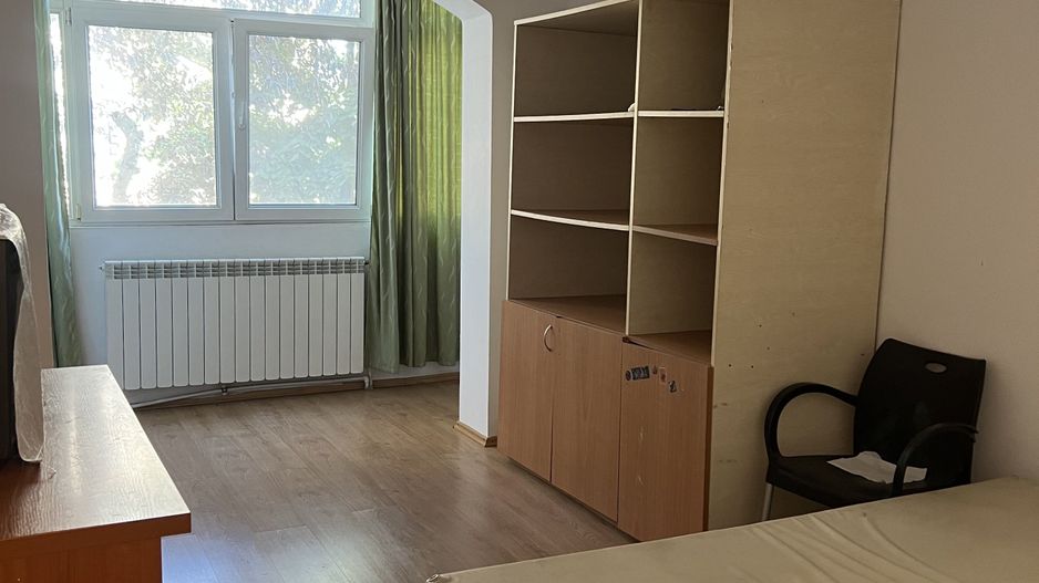 vand apartament 2 camere zona Bulevardul Revolutiei ,etaj 1, decomanda - Poză 1