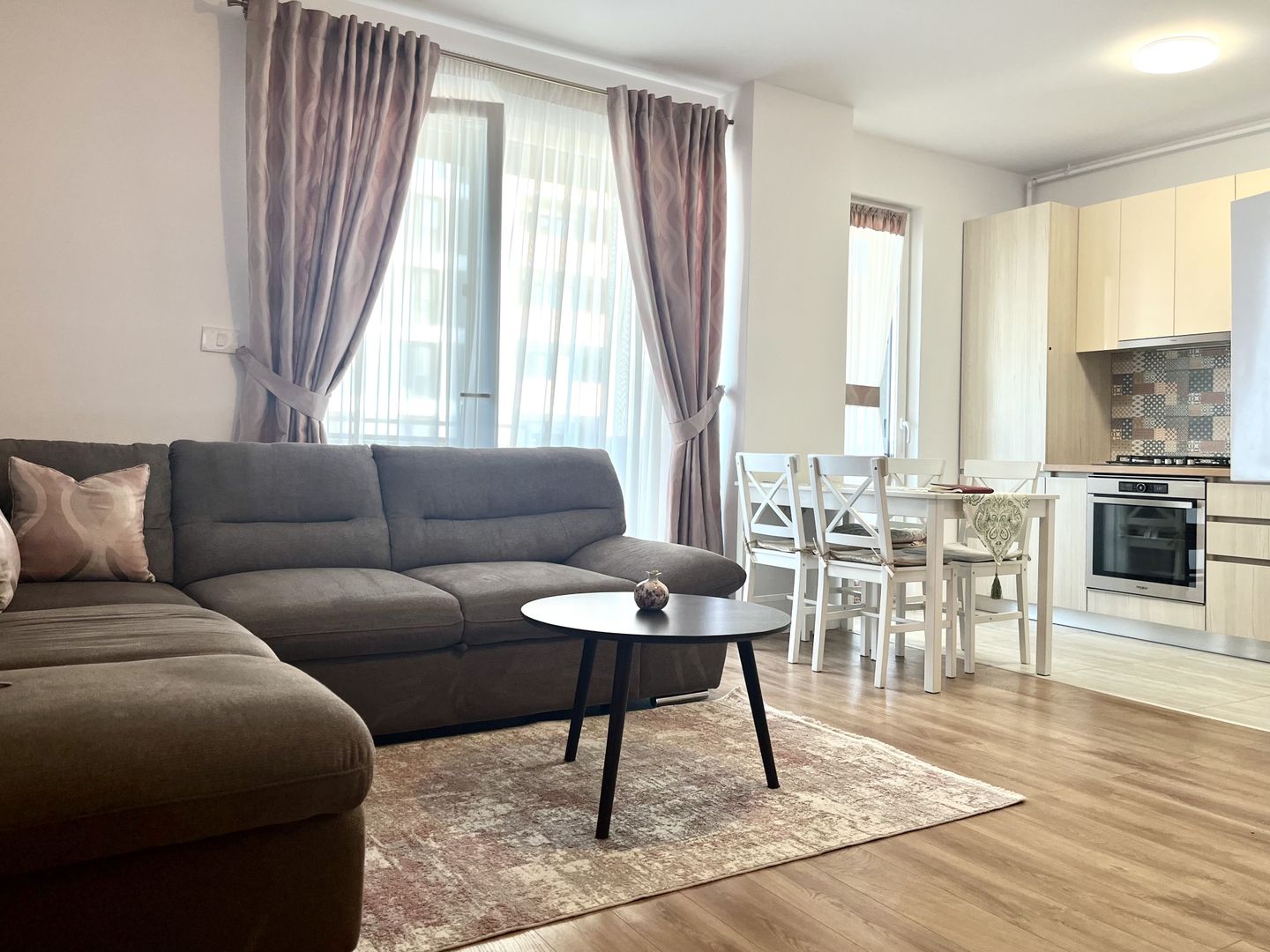 Apartament 2 camere, elegant amenajat, loc subteran, in zona Aradului - Poză 1