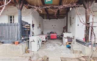 Casă cu 2 corpuri și 4 camere în Tauț - Poză 8