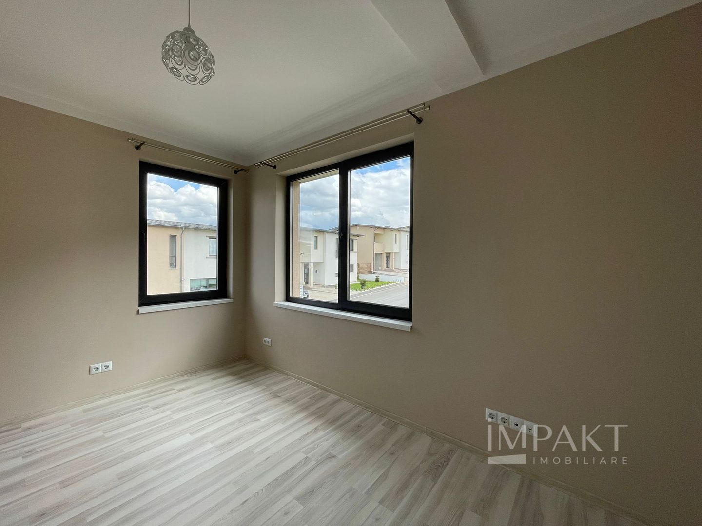 Casă / Vilă cu 4 camere de închiriat - Dezmir - Poză 16