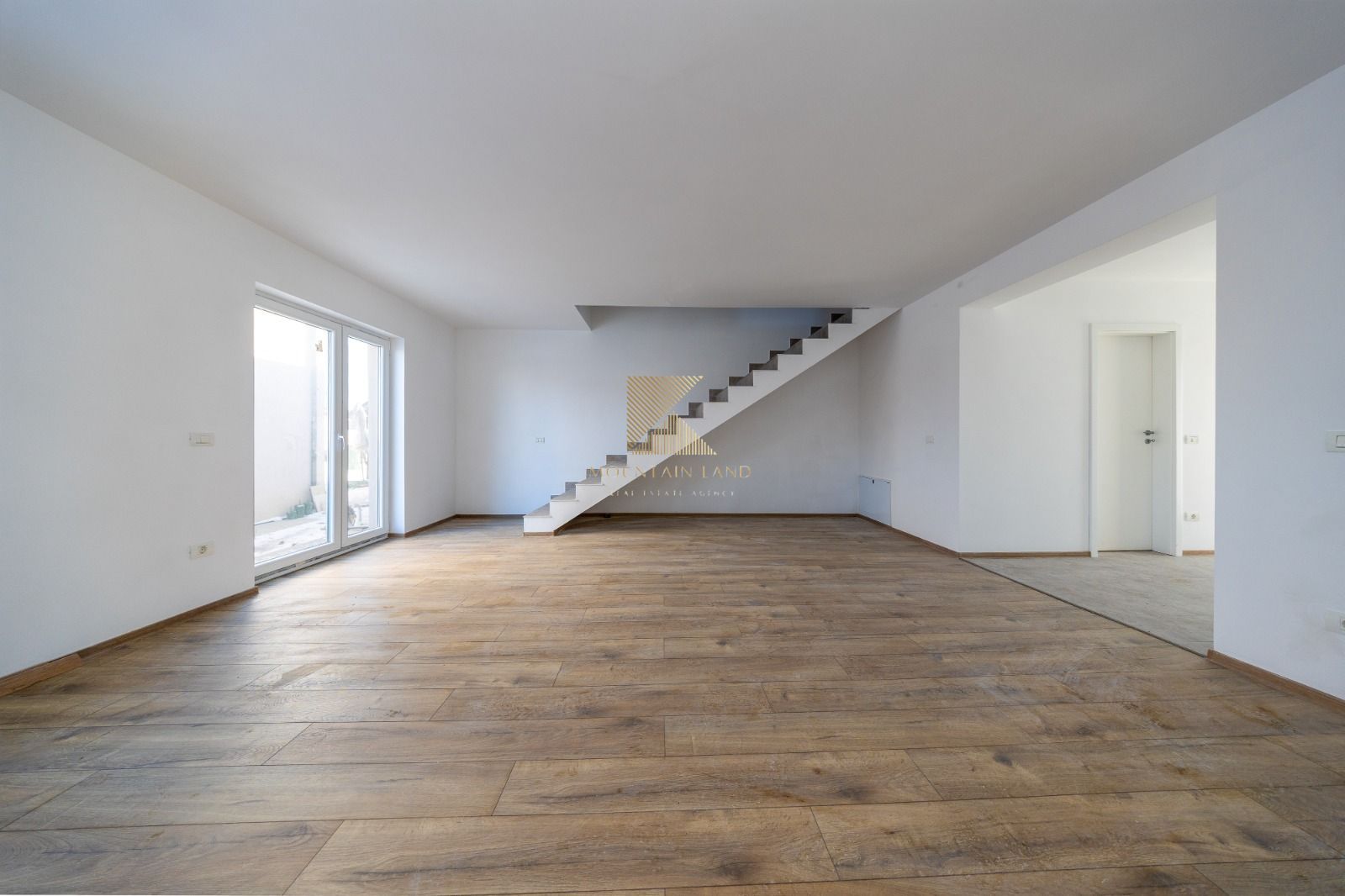 Casă modernă cu curte privată, aproape de Brașov – Cartierul Izvor - Poză 1