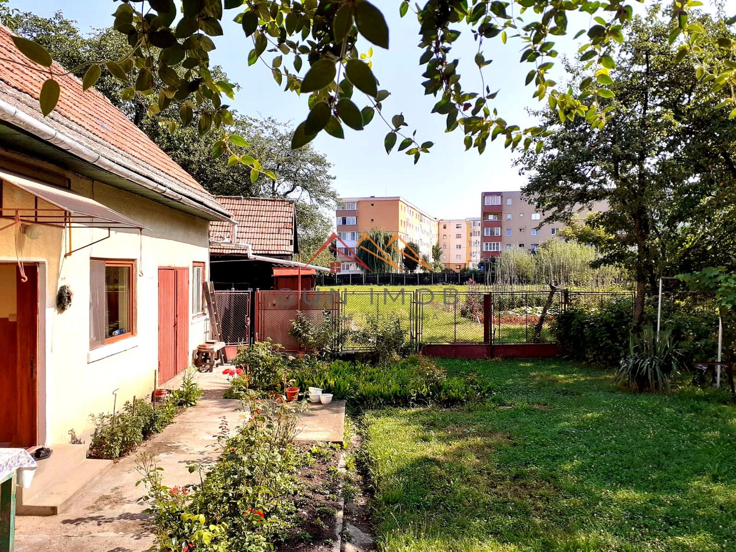 Casa 3 camere, teren 3625 mp, toate utilitatile, Sacele, Brasov - Poză 2