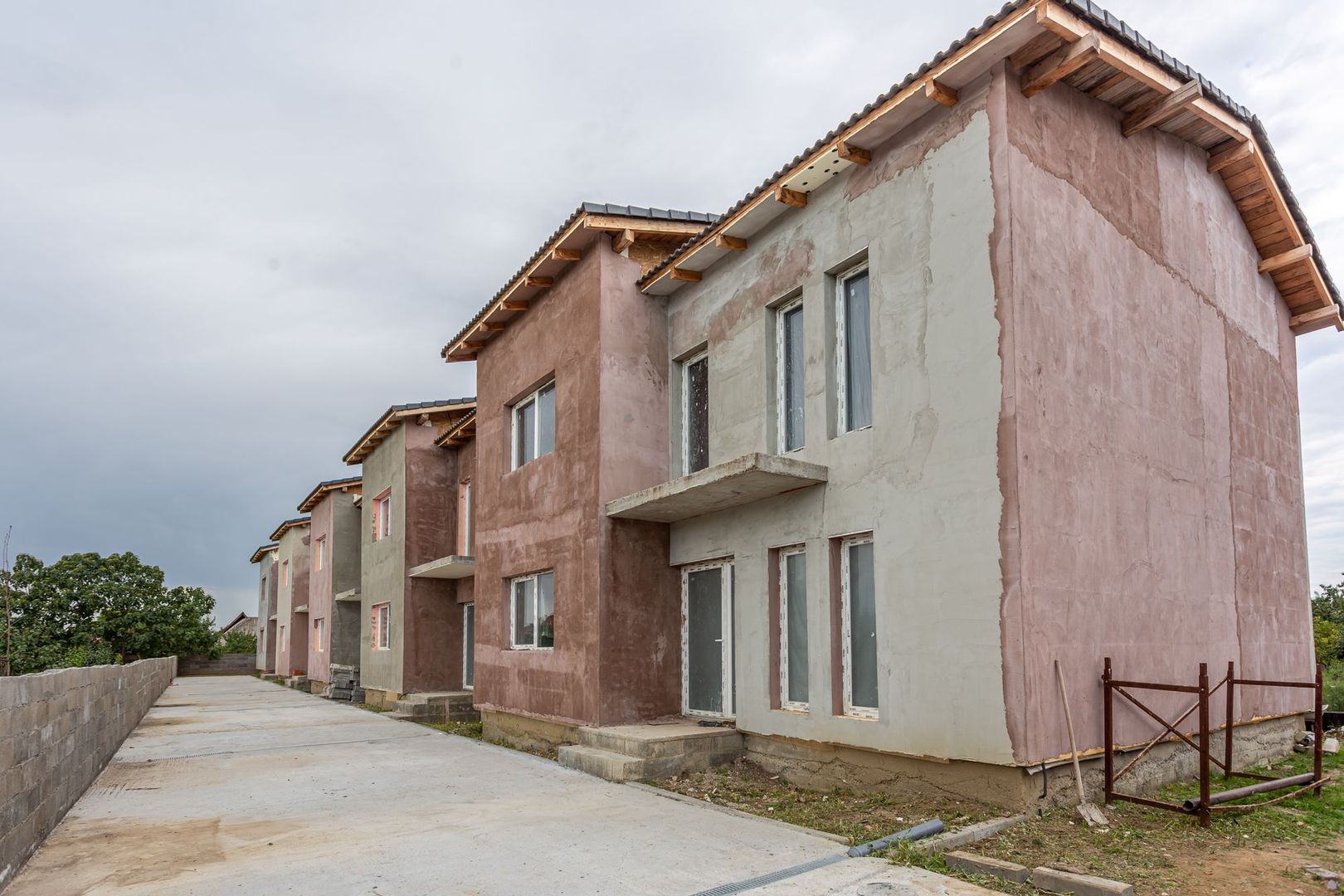 Casă nouă înșiruită, cu 5 camere, la gri, în Livada - Poză 1