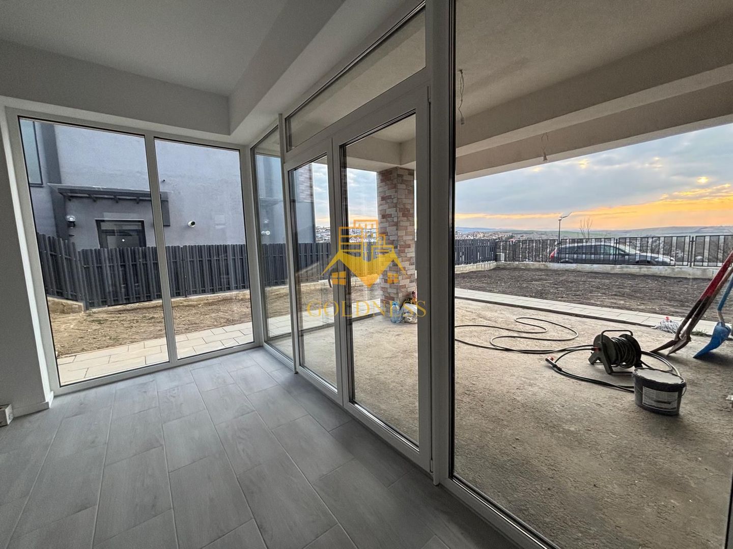 Casa moderna, prima inchiriere, 600 mp teren, curte, parcare, Dezmir - Poză 1