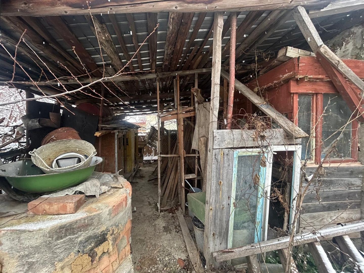 Casă batraneasca+ teren 999 mp intravilan în Oituz - Poză 20