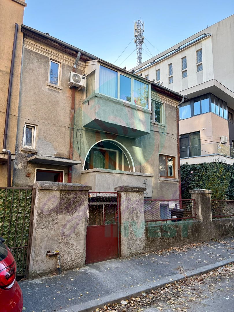 Apartament 3 camere în vilă interbelică + mansardă proprie, ultraliniștit - Poză 1