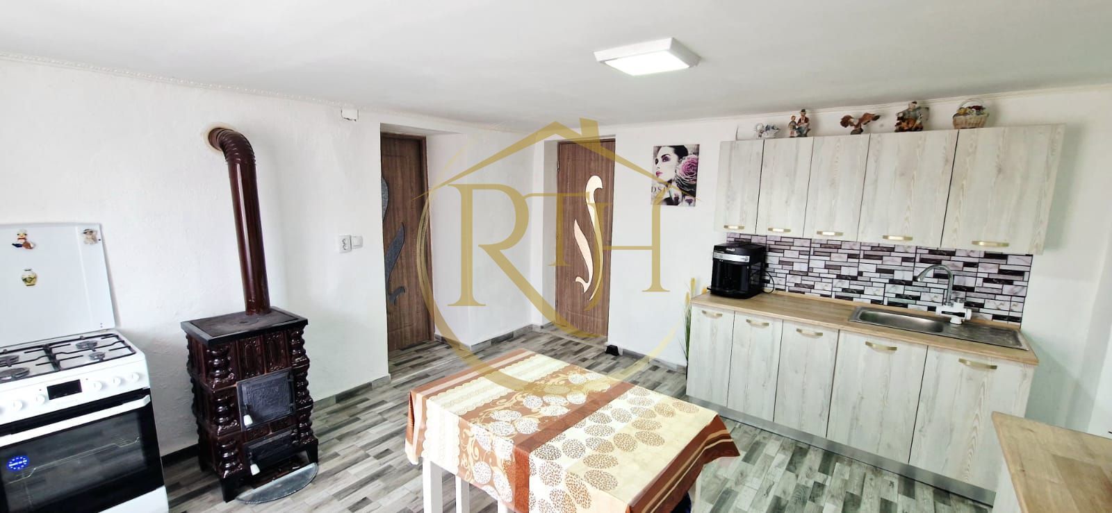 Vand casa recent renovata cu 900 mp curte si gradina in Carpinis - Poză 7