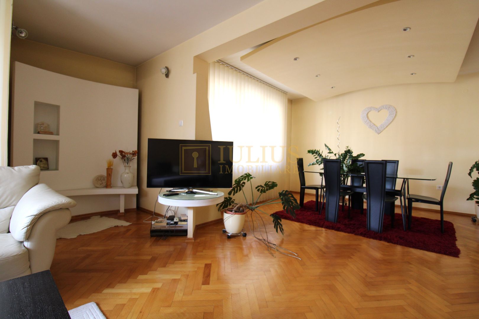 3 dormitoare, 3 bai, living spatios, 2 terase si curte. - Poză 6