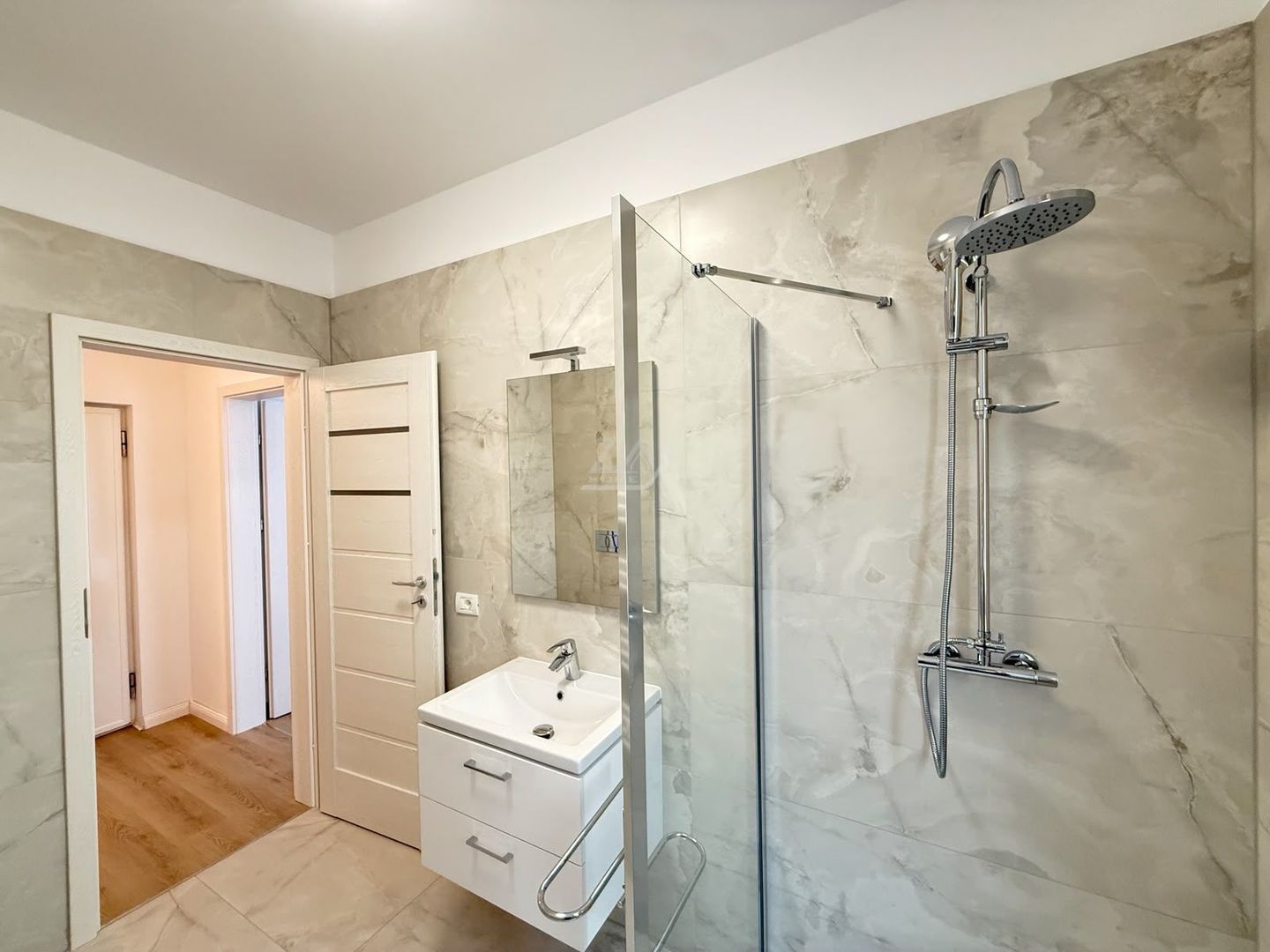 Comision 0! Mobilat si utilat complet. Bloc tip vila cu 6 apartamente si piscina - Poză 8