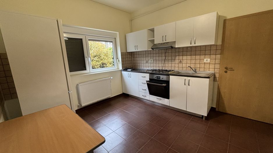 Vila spatioasa ideala pentru diferite activitati sau ptr.locuit -NEMOBILATA - Poză 3