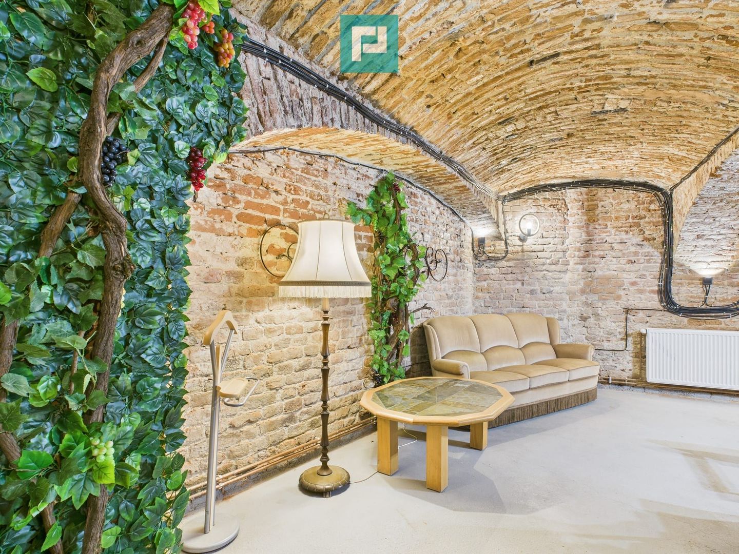 Eleganță subterană - pivniță exclusivistă Arad - Poză 1