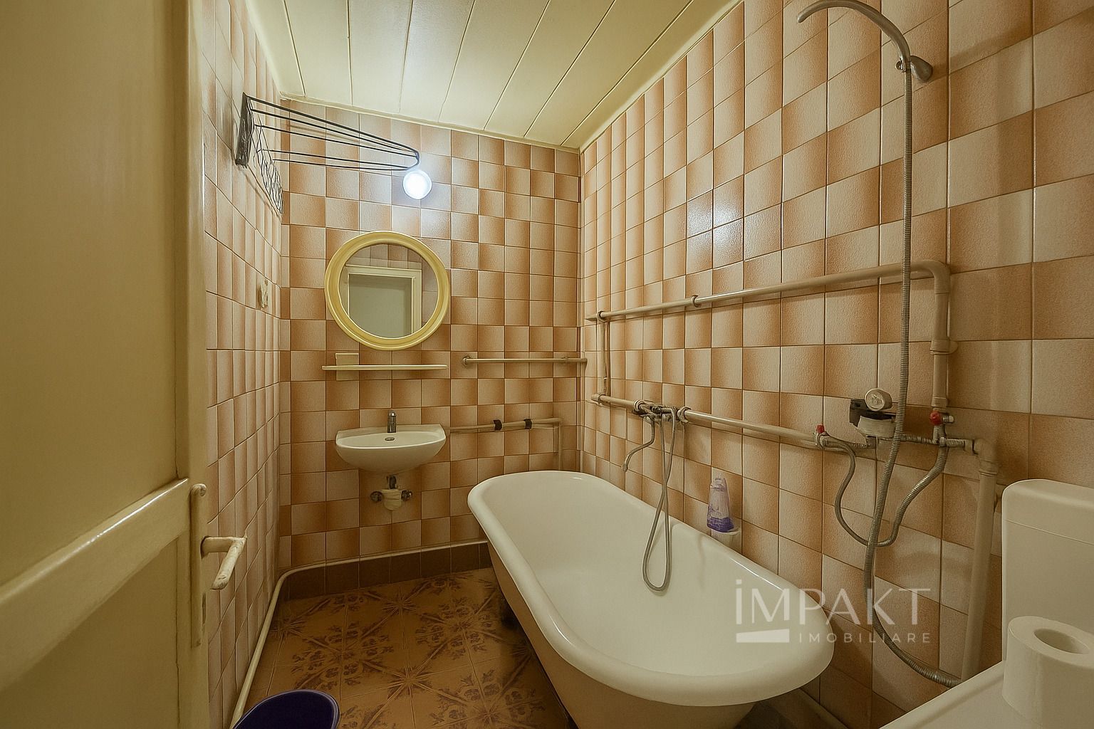 Apartament spatios, cu 4 camere in zona centrala - Poză 12