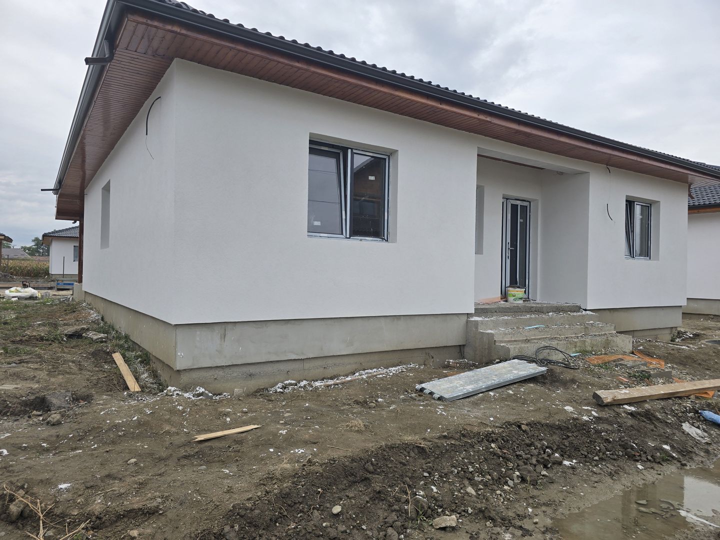 Casă 4 cam,2 băi,terasă acoperită,500mp.teren,gard,pavaj. - Poză 8