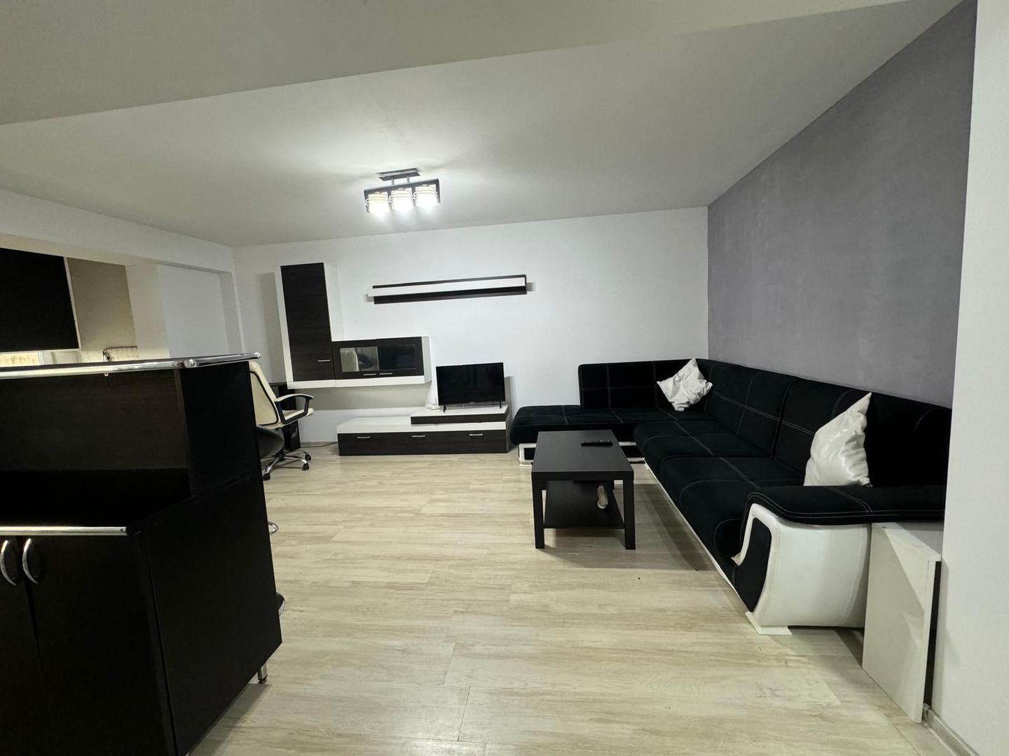 Garsonieră de închiriat – Șos. București, etaj 4 (deasupra CEC Bank) - Poză 1