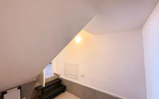 Casa moderna si cocheta. Locatie excelenta. Curte amenajata. Loc de parcare. - Poză 27