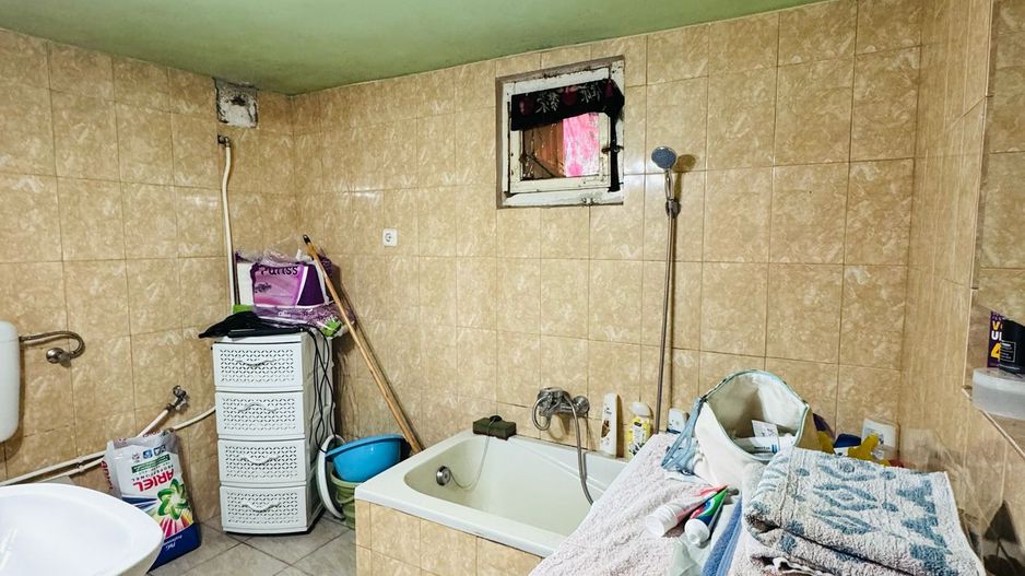 Casa de vanzare cu 2 camere si teren 1068 mp zona Renașterii - Poză 4