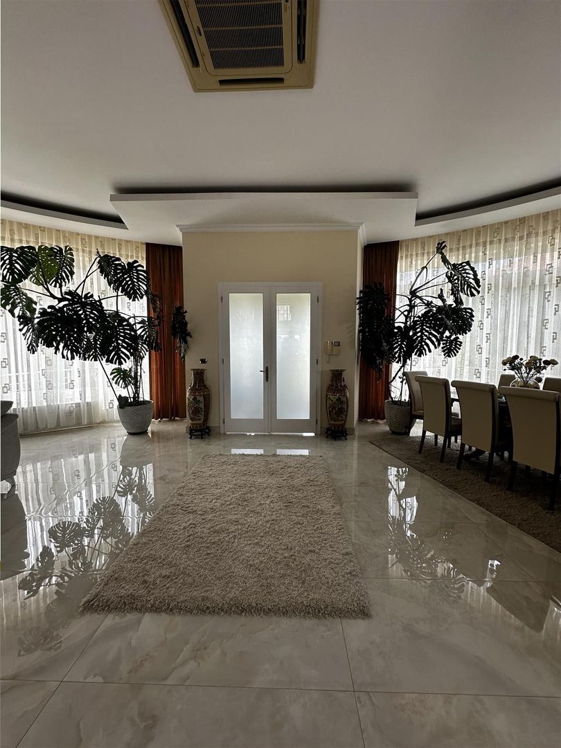 Vila lux cu piscina Sanmartin - Poză 11