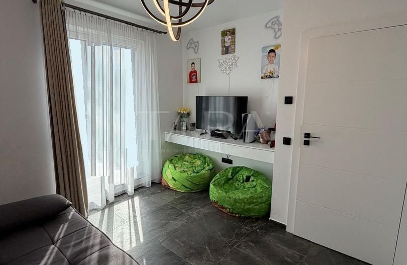 Apartament modern cu 3 camere și 2 băi, plus parcare, zona Vivo. - Poză 2