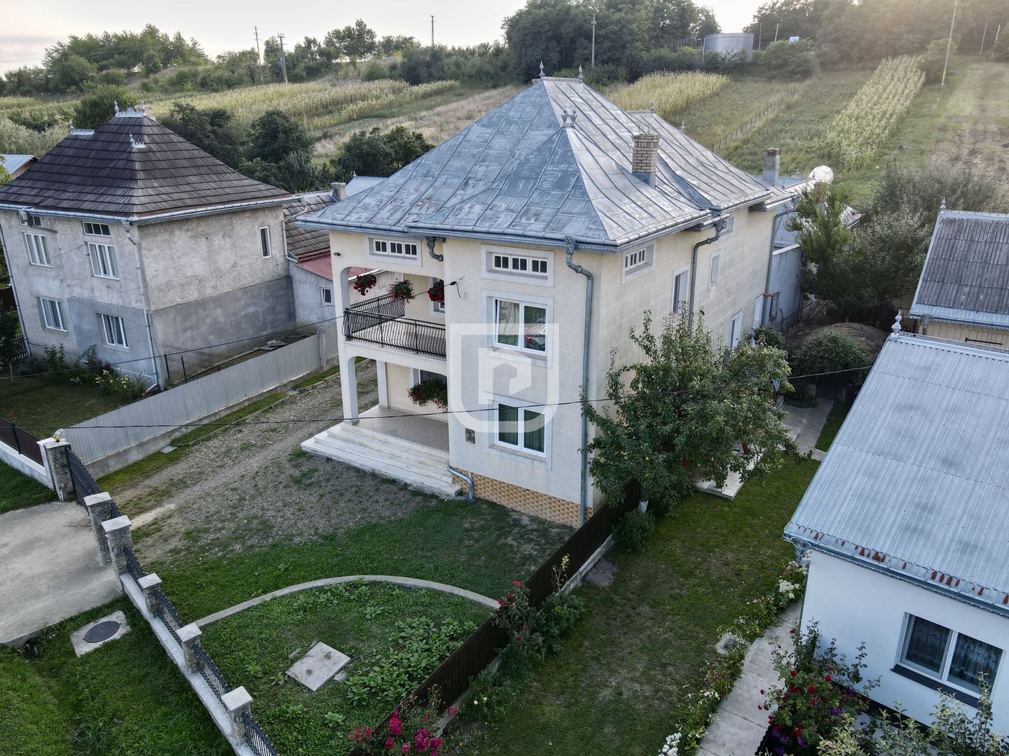 Casă 5 camere, 2.800 mp teren, Dărmănești – 13 km Suceava - Poză 1