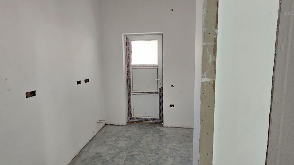 Vând apartament cu o camera, la  casa + baie proprie - zona centrala - Poză 2