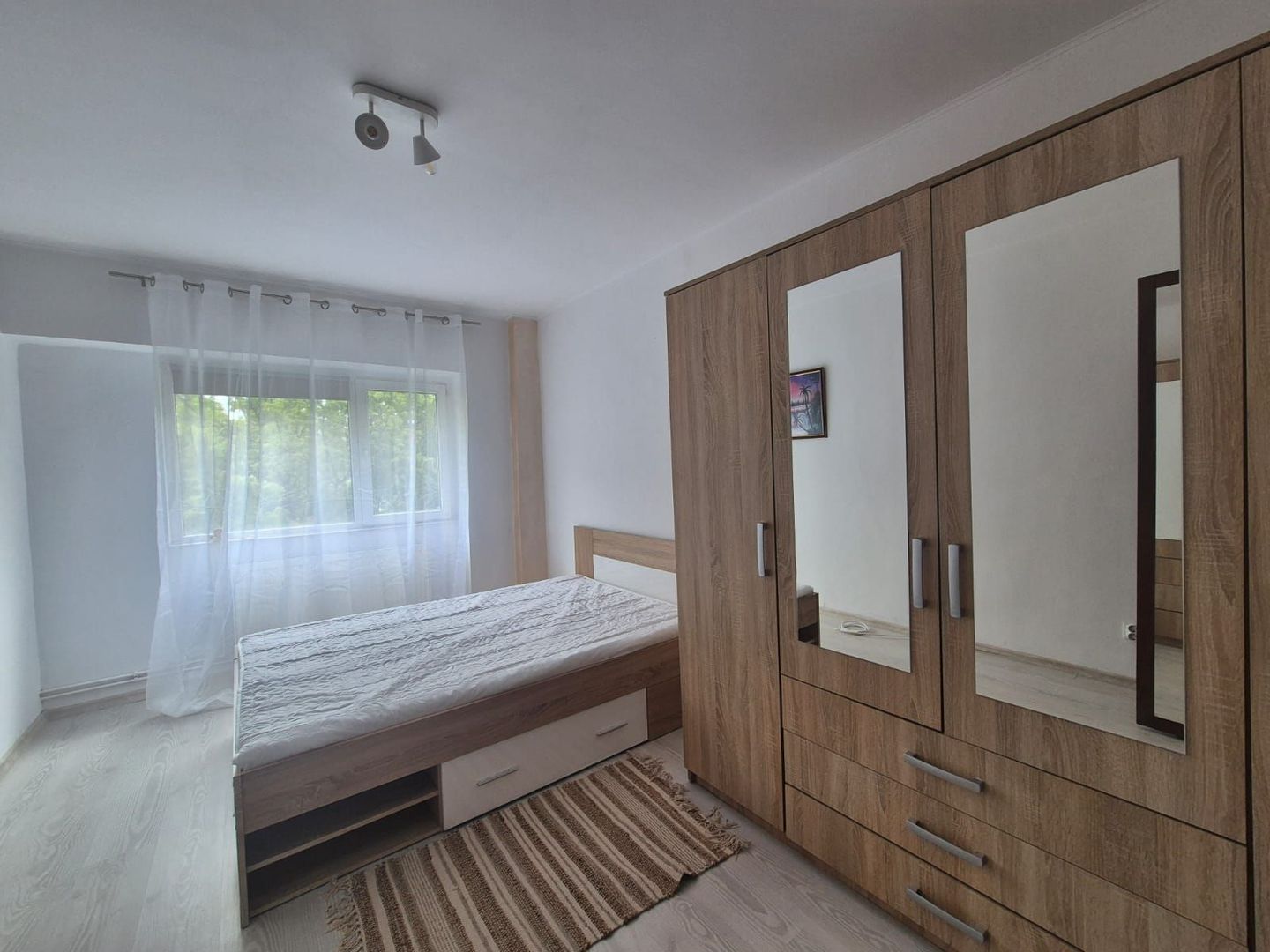 Intrare  Răcădău, apartament mobilat, liber la vânzare, însorit - Poză 2