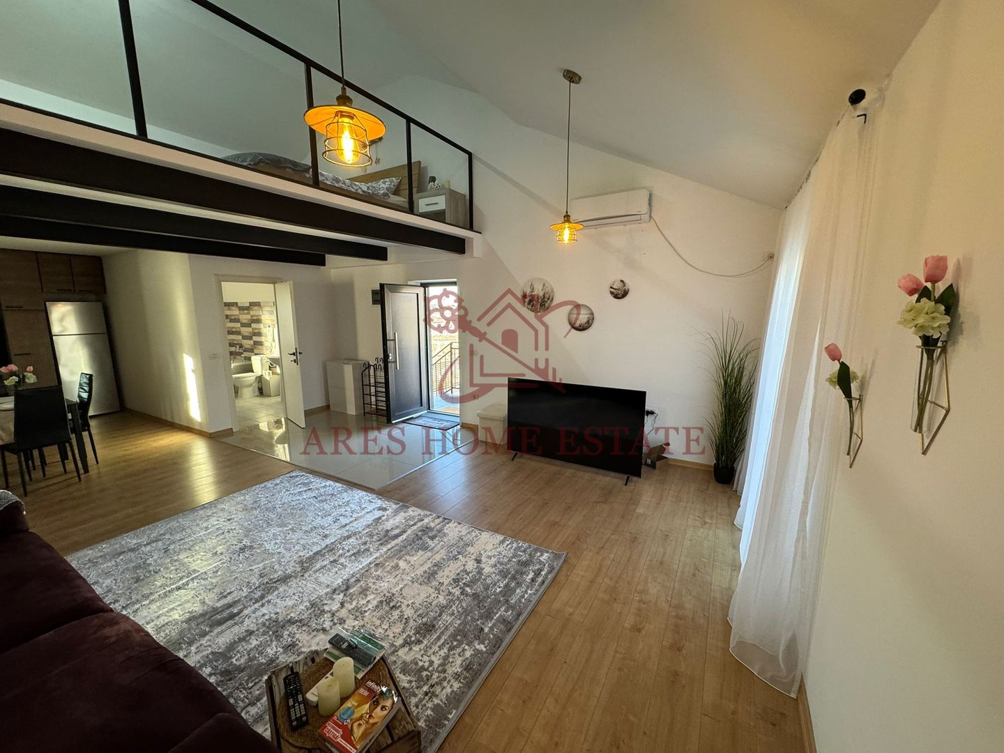 Apartament cu mezanin si curte privata. 2 locuri de parcare. - Poză 2