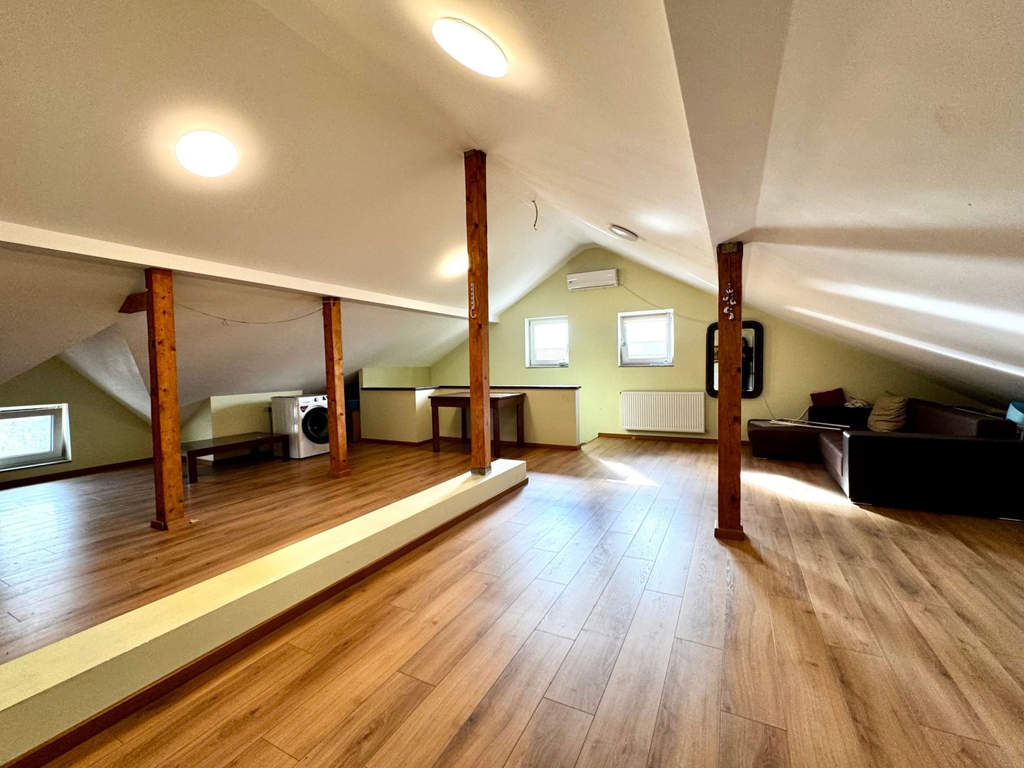 Casa spațioasă, cu teren generos, zona liniștită - in Braytim - Poză 20
