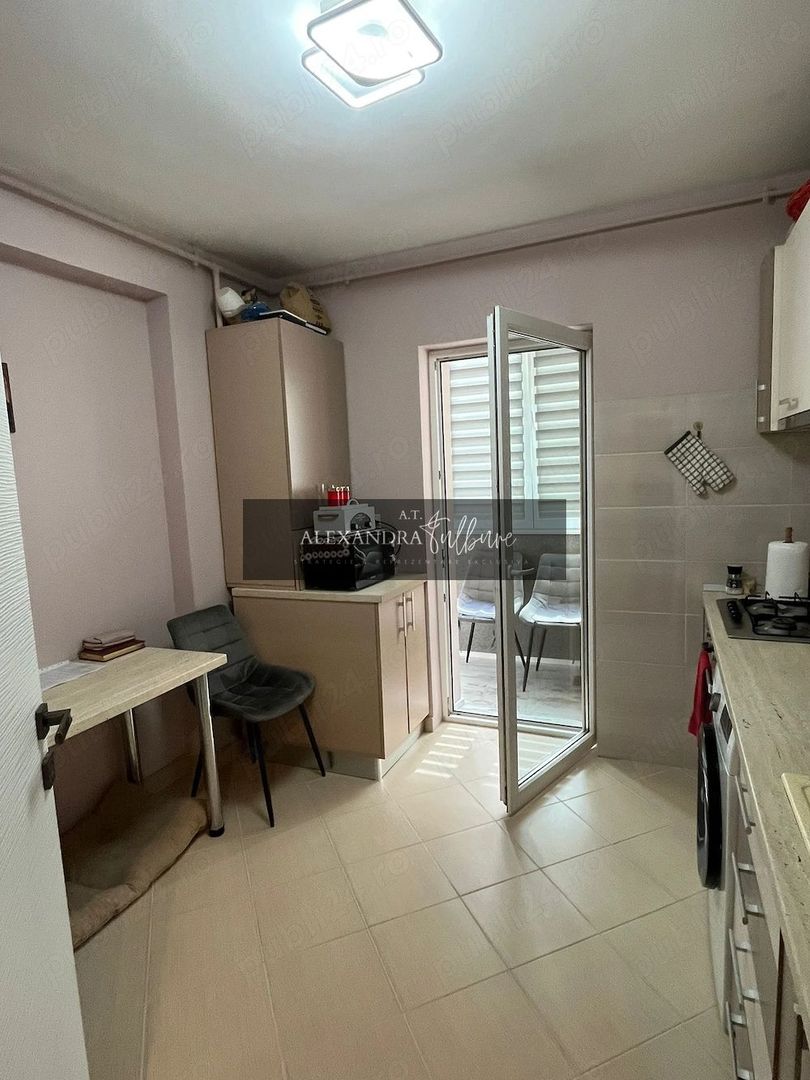 Apartament 2 camere decomandate, balcon, etaj intermediar, parcare - Poză 4