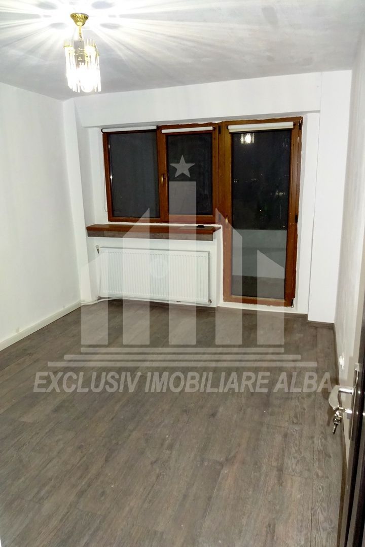 Apartament cu 4 camere decomandate, Cetate, M-uri - Poză 3