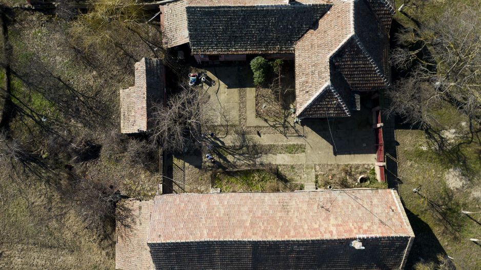 Casă cu teren generos de 2,880mp în Secusigiu - Poză 19