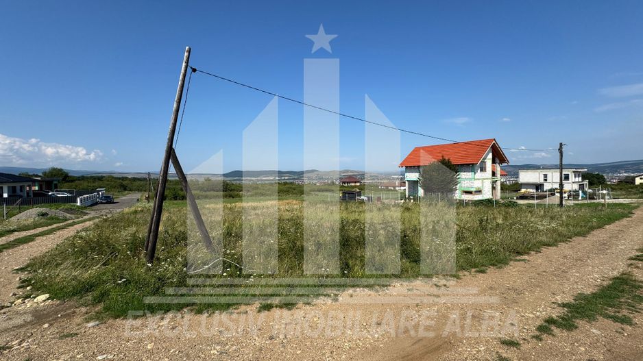Teren intravilan Alba Iulia 689 mp, zona in plina dezvoltare - Poză 1