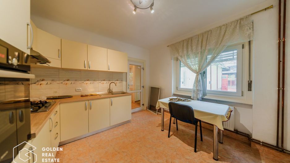 Vila superba, P+E,  Cuvin, 9 camere, 200 mp si teren 1300 mp plus anexa 3 camere - Poză 4