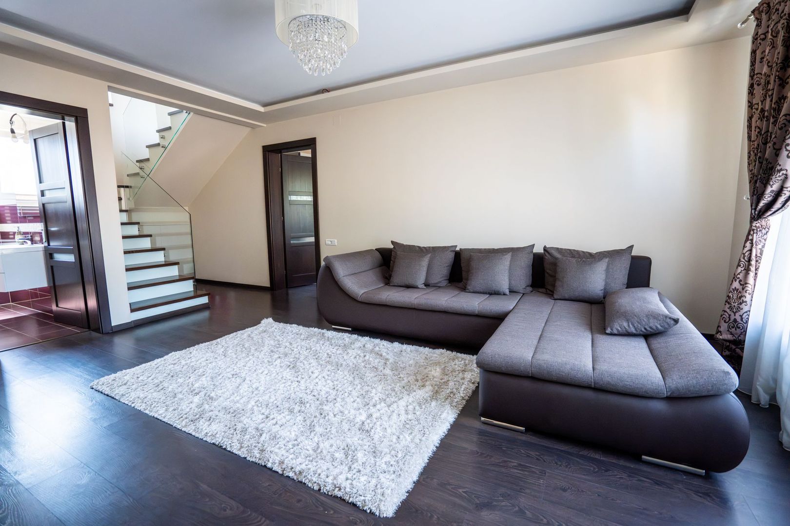 Casa Episcopia cu 774 mp teren, 4 dormotoare - Poză 1