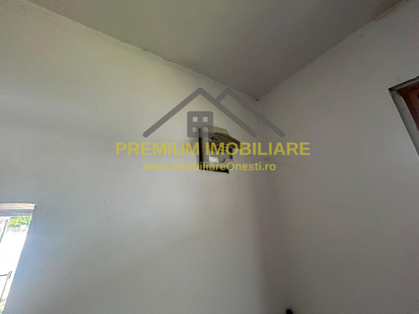 Casă de vânzare în centrul Oituzului, DN11 - Poză 8