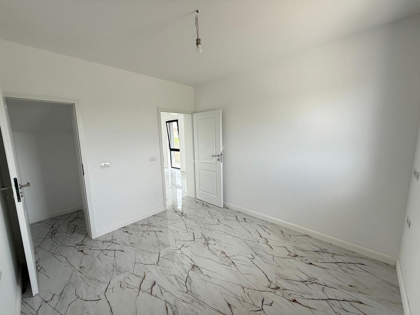 Duplex finalizat despartit prin camera tehnica. 3 dormitoare. 2 balcoane. - Poză 6