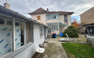 Investiție cu potențial: 2 apartamente + mansardă – Comison 0 - Poză 1