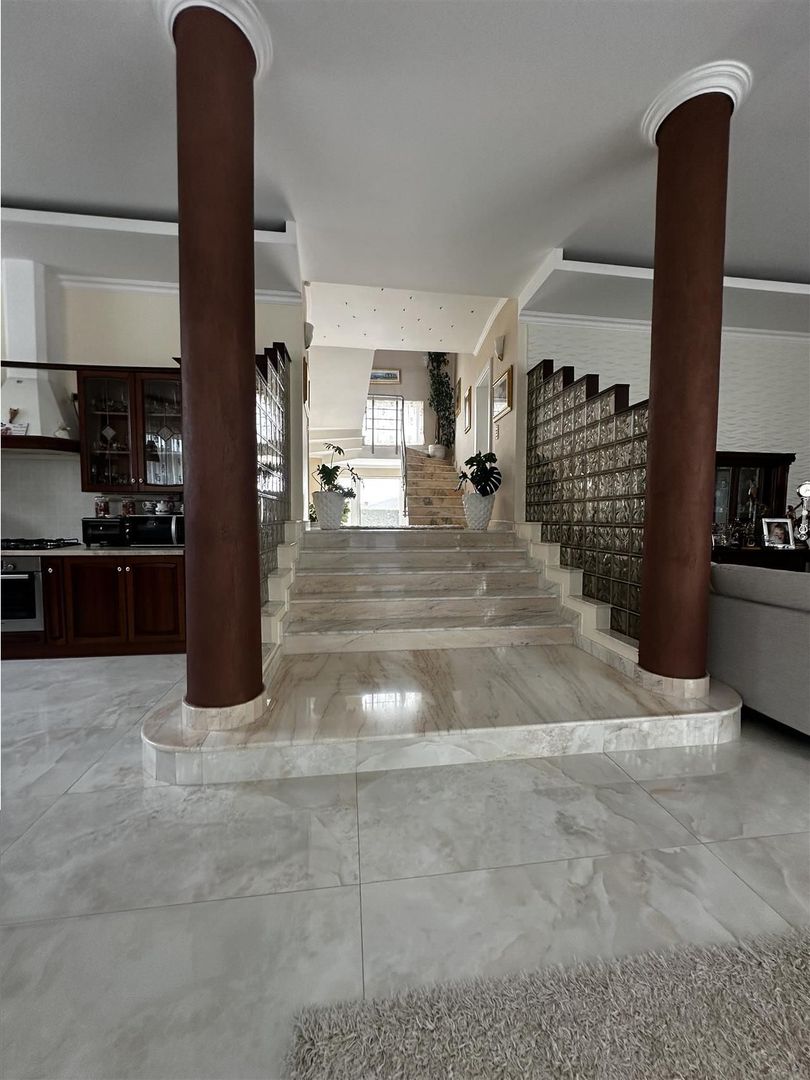 Vila lux cu piscina Sanmartin - Poză 4