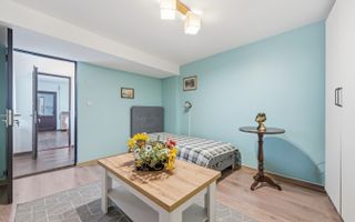 Casă micuță + un pic de curte - Poză 8