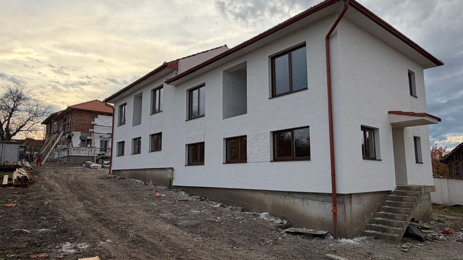 Casa MODERNA cu 300 mp in Sura Mica - Poză 3