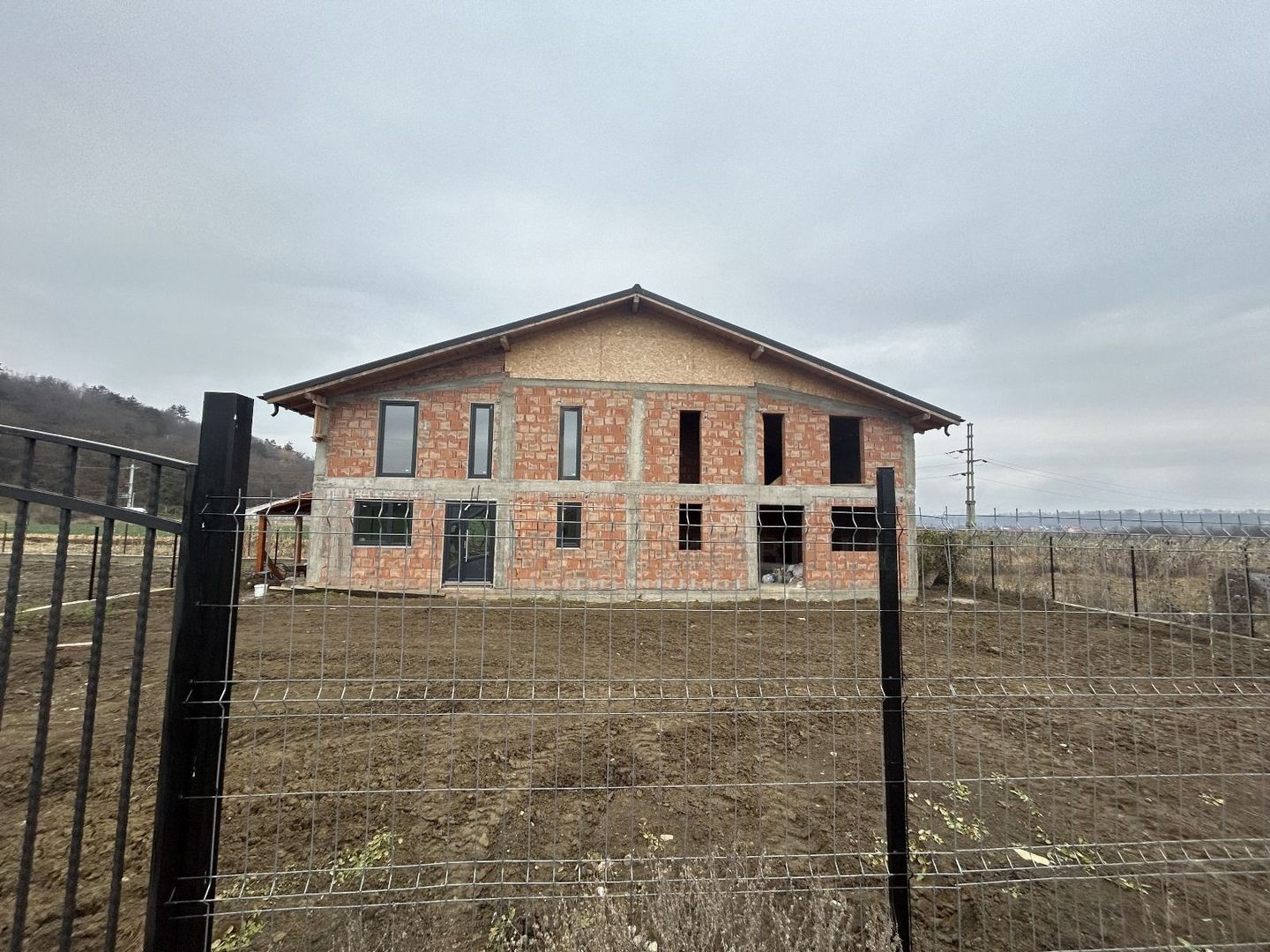 Casa la rosu de vanzare in Onesti - Poză 1