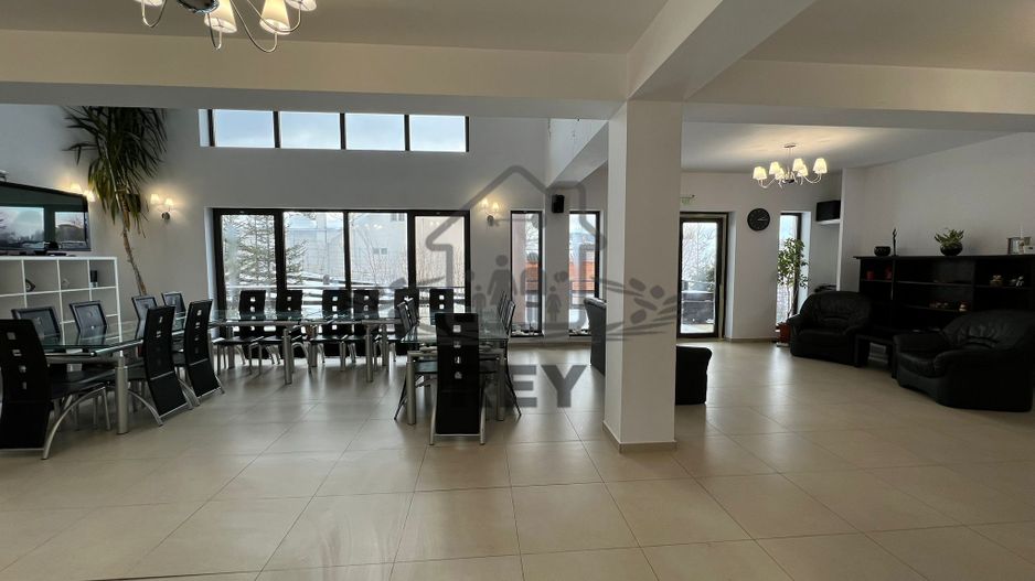 Vila / Hotel de vânzare în Păltiniș - Poză 12