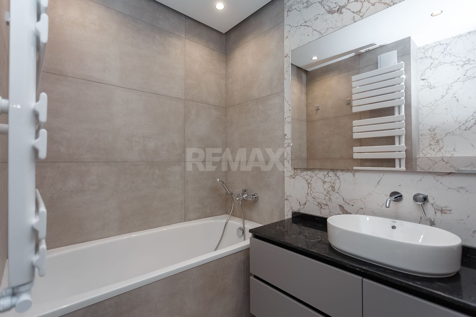 De închiriat apartament, 2 dormitoare, str. Teatrală 3, Centru. - Poză 5