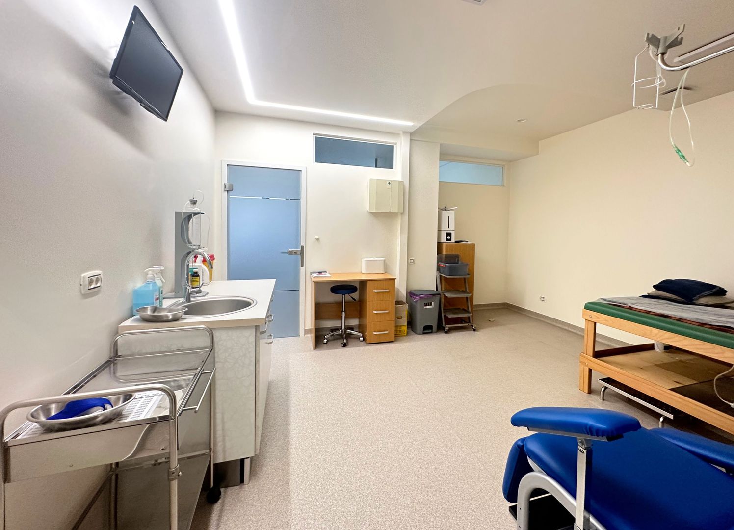 De vânzare Centru Medical Multifuncțional 196 mp zona Coresi - Poză 3