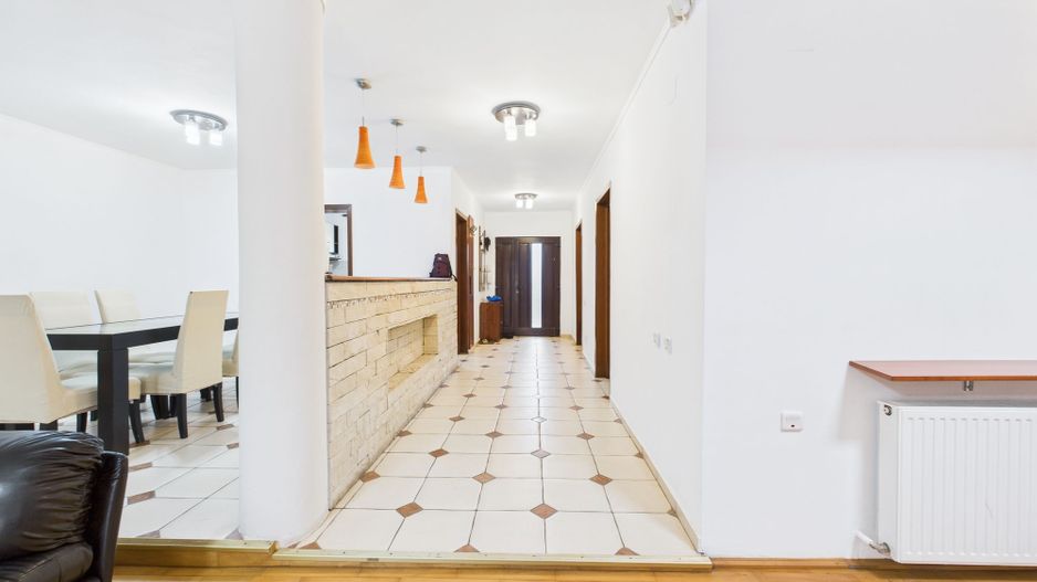 Casă spațioasă în Popești-Leordeni - Poză 10