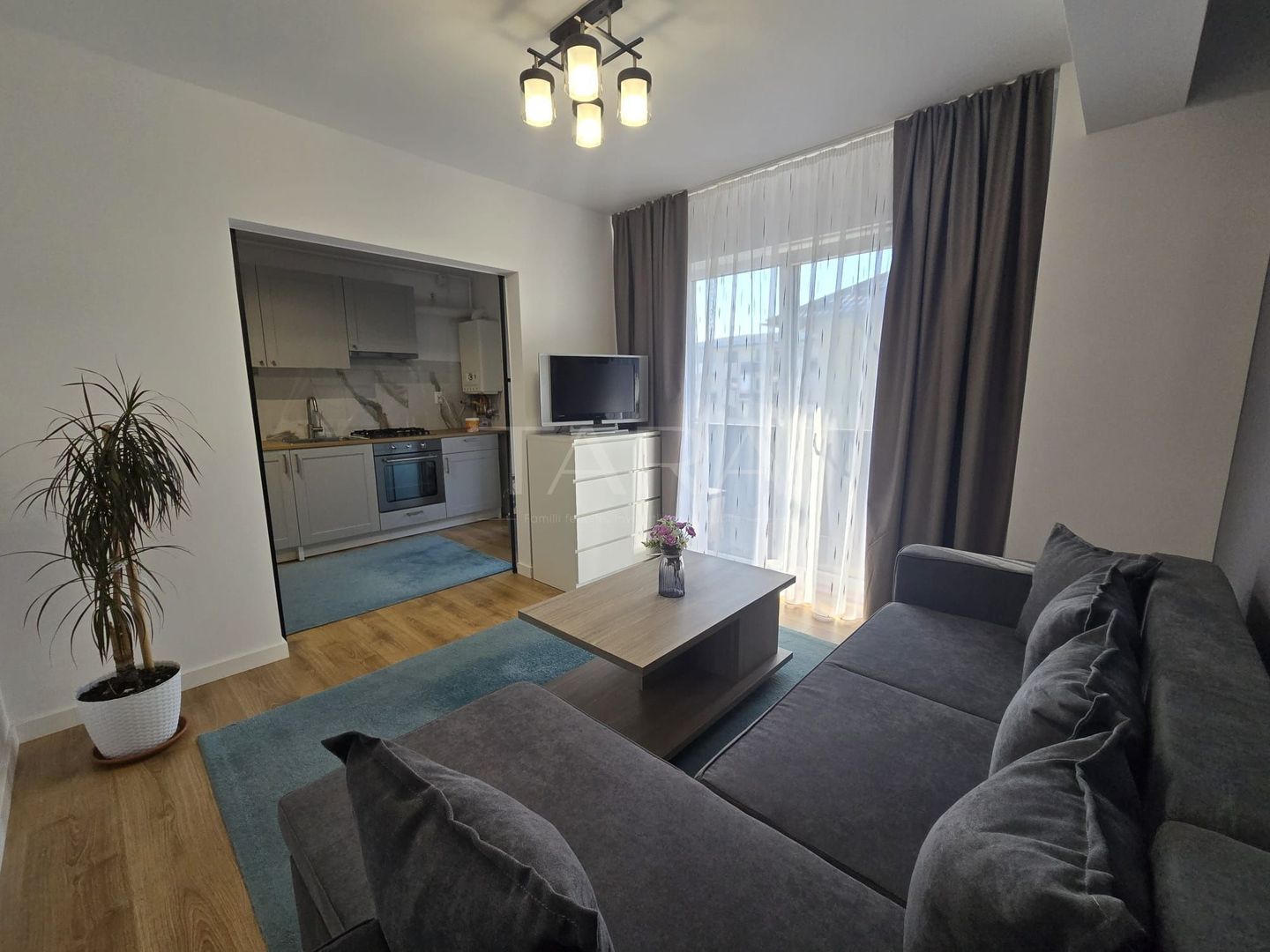 Apartament ultrafinisat cu 2 camere, zona centrala in Floresti. - Poză 1