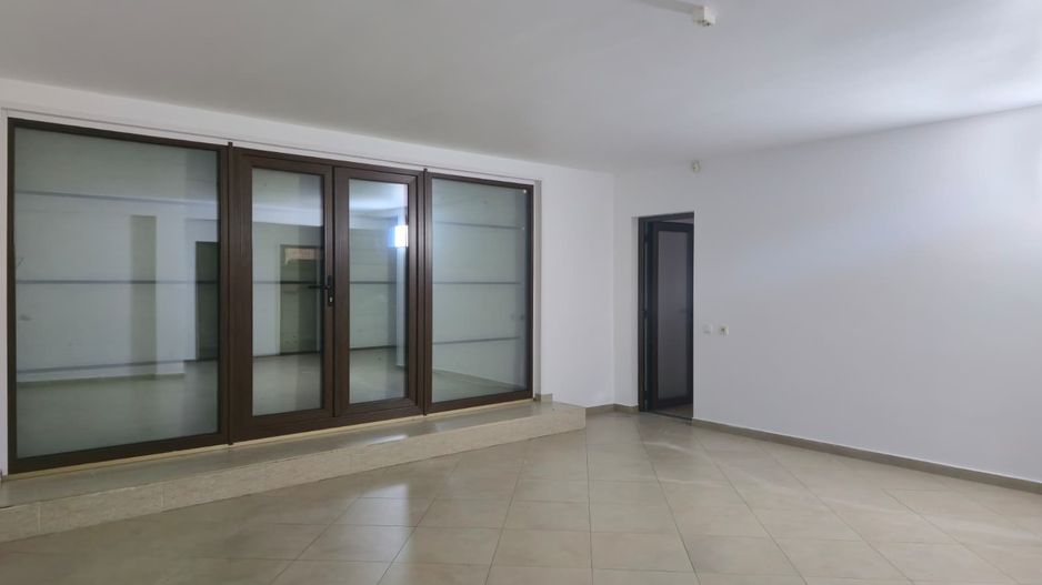 9 camere, 5 bai, spatiu hobby, gradina, garaj,locatie buna - Poză 15