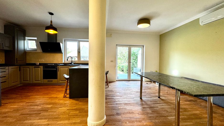 Casa spațioasă, cu teren generos, zona liniștită - in Braytim - Poză 1