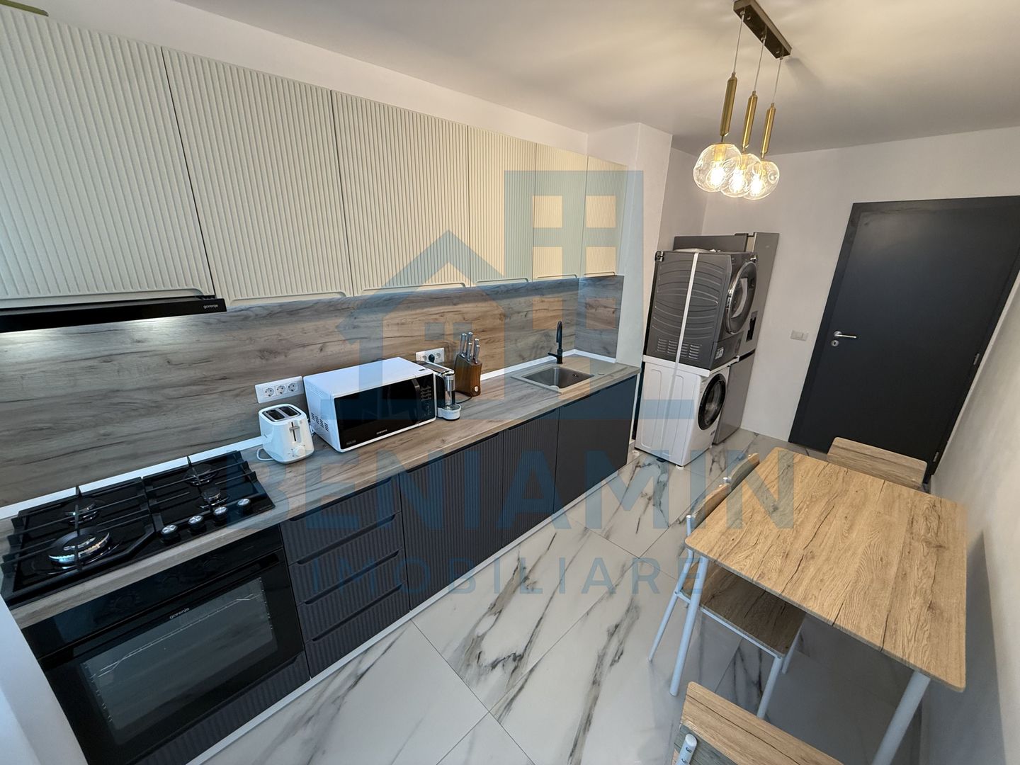 4 camere - 93mp - mobila - utilat - lux - Hotel Ramada - Poză 9