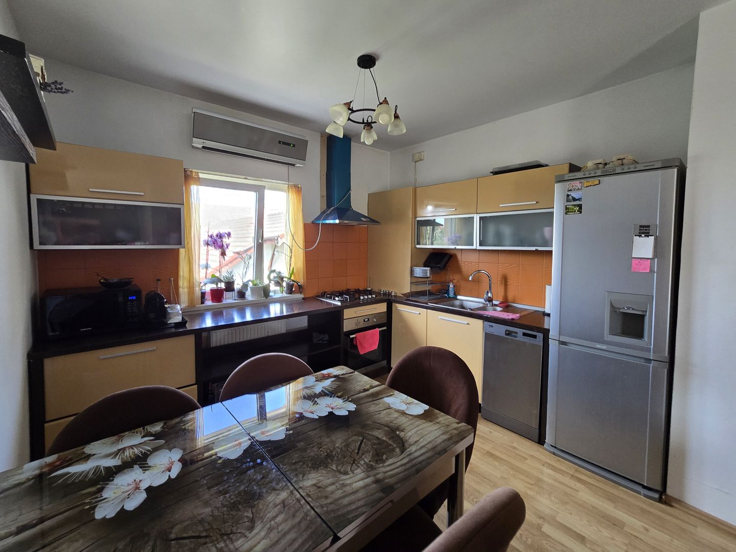 Apartament 2 Dormitoare, 2 Bai, Dumbravita, Curte interioara cu loc de joaca - Poză 2