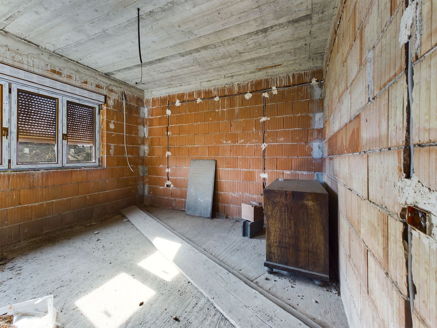 Casă la sol cu teren de 3.451mp în Gai - Poză 5